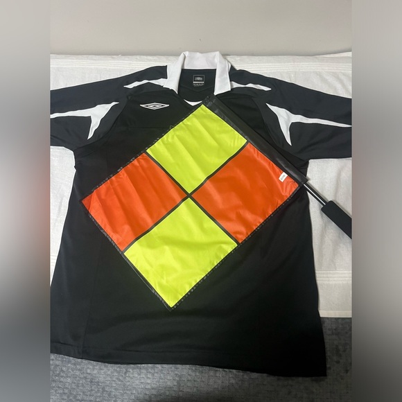 2008 Umbro Soccer Referee Black Jersey L Size With A Flag Set . - Picture 8 of 8